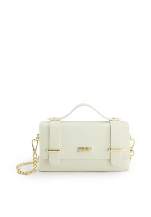 Kremowa prostokątna torebka z górnym uchwytem, podwójnymi paskami, złotym łańcuszkiem na ramię i złotą plakietką z logo na przednim klapie.