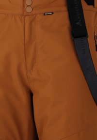 Bruine broek met een slank ontwerp, voorzien van twee knopen en een logo-label. Inclusief een zwarte verstelbare riem en zichtbare zakstiksels.