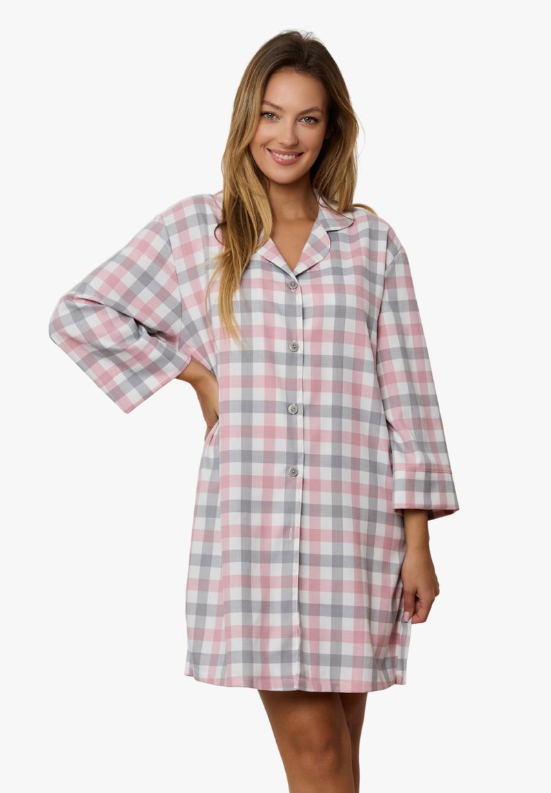 Lekka, różowo-szara koszula nocna w kratę z krótkimi rękawami, zapinana z przodu na guziki, o luźnym kroju. Delikatny połysk i gładka faktura.