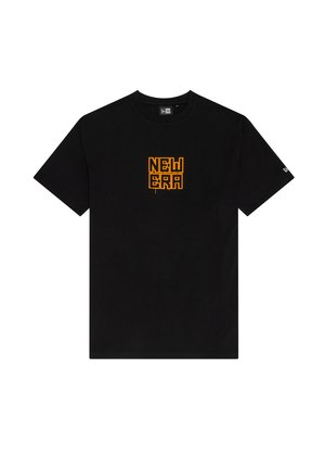 T-shirt in cotone nero con una grafica audace arancione "NEW ERA" sul davanti. Collo a giro e maniche corte, texture liscia.