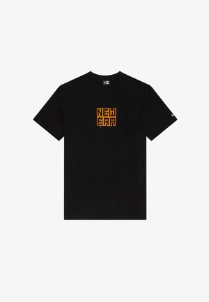 Camiseta de algodón negra con un gráfico en negrita en color naranja que dice "NEW ERA" en el frente. Cuello redondo y mangas cortas, con una textura suave.