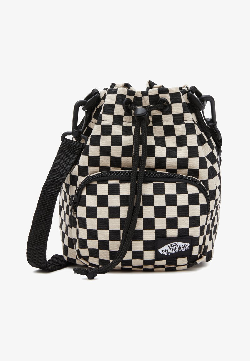 Borsa a secchiello in tessuto a quadri neri e crema con chiusura a cordoncino, tasca zipper esterna e tracolla regolabile. Il logo del marchio è visibile.