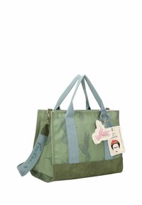 Groene stoffen draagtas met lichtblauwe handvatten, versierd met kolibripatronen. Beschikt over suede accenten en een decoratieve sleutelhanger.