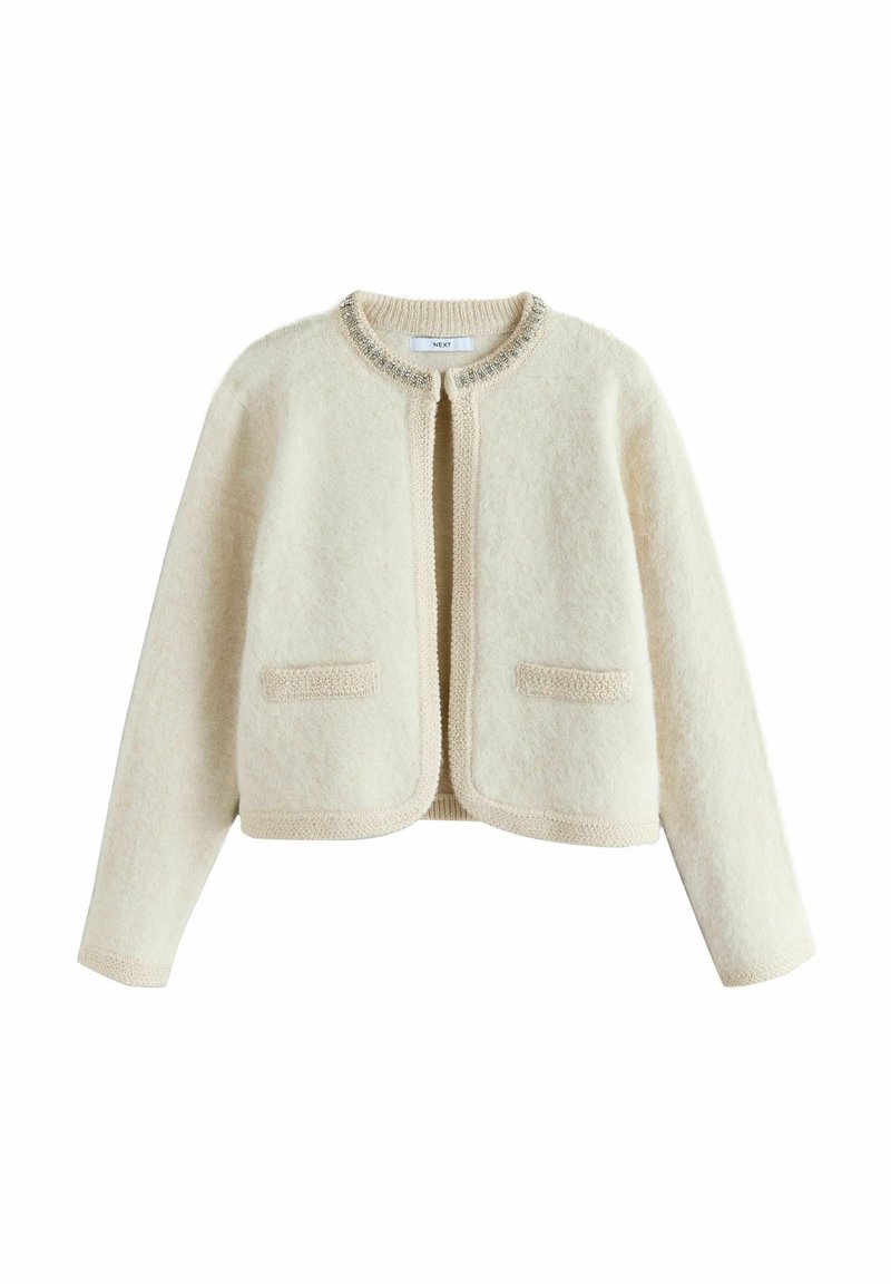 Elfenbeinfarbener Wollcardigan mit Rundhalsausschnitt, offener Vorderseite, zwei Fronttaschen und detailliertem Strickbesatz entlang des Halsausschnitts und der Kanten.