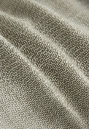 Tejido textil con un sutil patrón geométrico, que presenta una paleta de colores en verdes apagados y beige, mostrando una superficie suave y texturizada.