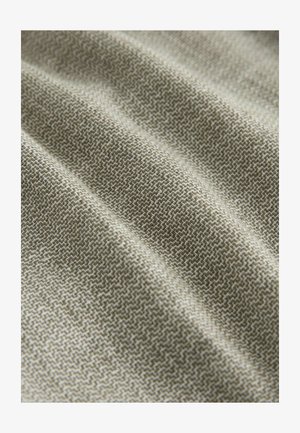 Textilstoff mit einem subtilen geometrischen Muster, das eine gedämpfte grüne und beige Farbpalette zeigt und eine weiche, strukturierte Oberfläche aufweist.