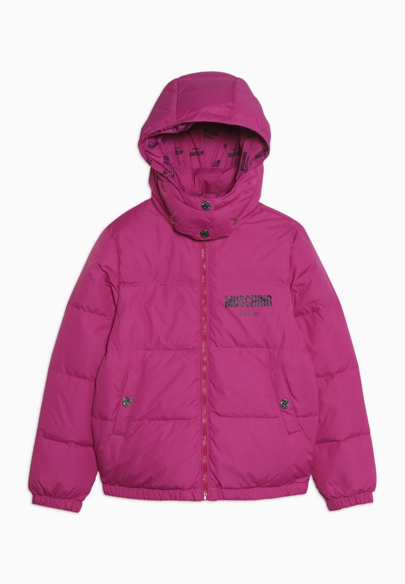 Doudoune rose avec capuche, fermeture éclair, poignets à boutons et poches latérales. Présente le logo "MOSCHINO" noir sur le devant.