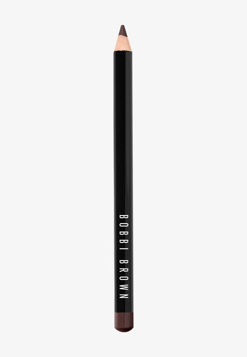 Bobbi Brown lip pencil, zwarte cilindrische behuizing met witte tekst, puntige tip in een donkerbruine tint, gladde textuur, standaard potloodlengte.