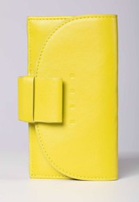 Cartera de cuero amarilla con una solapa curva y una hebilla rectangular. Presenta un logo en relieve y costuras visibles a lo largo de los bordes.