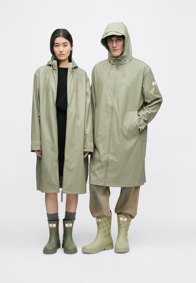 Maison Kitsuné MAISON KITSUNÉ x HUNTER RAIN CLOAK UNISEX - Παρκά - laurel green