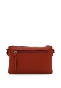 Borsa a tracolla rossa in pelle con finitura testurizzata, scomparto principale con zip e tasca frontale con dettaglio in frange decorativo.