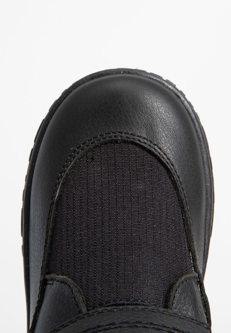 Schwarzer Stiefel mit einer glatten Lederzehenkappe und einem strukturierten Stoffobermaterial, ausgestattet mit einer strapazierfähigen Gummisohle, die für Komfort und Schutz entwickelt wurde.