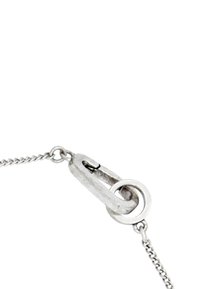 Pulsera de metal plateado con un diseño de cadena texturizada, que presenta un cierre redondeado y un detalle de eslabones ovalados entrelazados.