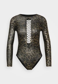Långärmad bodysuit i leopardmönstrad tyg med metalliska guldaccent, med en framställning av galler och svart täckning på botten.