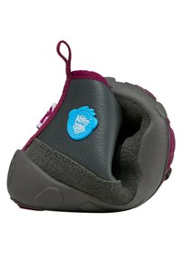 Graue und kastanienbraune Schuhe mit einer strukturierten Oberfläche, Gummisohle und einem blauen Markenpatch. Verfügt über einen Zugtab und ein weiches Innenfutter.