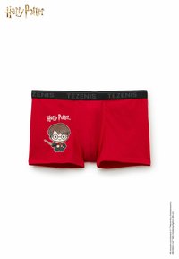 Červené bavlněné trenýrky s černým elastickým pasem, zdobené kreslenou postavičkou držící hůlku a nápisem "Harry Potter."