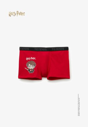 Červené bavlněné trenýrky s černým elastickým pasem, zdobené kreslenou postavičkou držící hůlku a nápisem "Harry Potter."