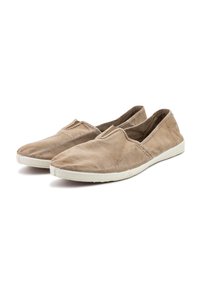 Scarpe slip-on in tela beige con punta arrotondata, suola in gomma bianca e design minimalista. Nessun motivo o dettaglio hardware visibile.