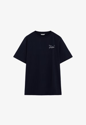 Camiseta de algodón azul marino oscuro con cuello redondo, mangas cortas y detalles de bordado en la parte delantera. Corte regular y textura suave.