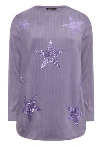 Lila långärmad topp med ribbad textur, med olika storlekar av glittrande lila stjärnapplikationer över framsidan.