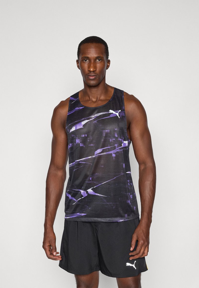Camiseta sin mangas negra con patrones abstractos morados, hecha de tejido ligero; presenta un escote redondo y el logo de PUMA en el pecho.