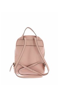 Sac à dos en cuir rose avec surface texturée, bretelles doubles et poignée supérieure. Présente des coutures contrastantes et un design minimaliste.