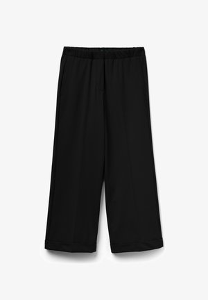 Pantalones negros de pierna ancha y recortados con cinturilla elástica, bolsillos laterales y una textura suave. Presenta un diseño limpio y sencillo.