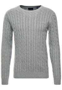 Szary sweter w warkoczowy wzór z okrągłym dekoltem, długimi rękawami, prążkowanymi mankietami i dolnym brzegiem, z małym logo na klatce piersiowej. Wykonany z miękkiej tkaniny.