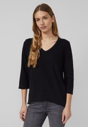 - Bluzka z długim rękawem