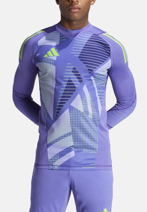 Maglietta sportiva a maniche lunghe di colore viola con motivi astratti in verde, blu navy e bianco. Presenta un colletto alto e un design aderente.