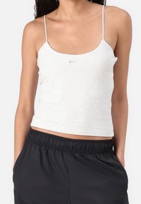 Jasnoszary top na ramiączkach z cienkimi, regulowanymi paskami, z małym logo na piersi. Miękka, elastyczna tkanina o dopasowanym kroju.