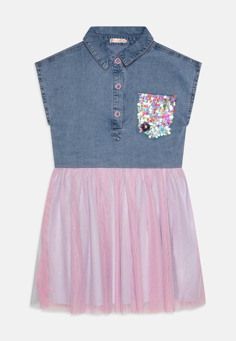 Abito in denim con maniche corte, bottoni rosa e una tasca decorata con un patch floreale in paillettes. Gonna in tulle rosa con un leggero luccichio.