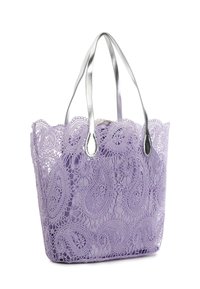 Lila Spitzen-Einkaufstasche mit gewelltem Rand, silbernen Metallgriffen und einem Paisleymuster. Leicht und im offenen Design.