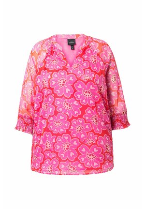 Lyserød blomstret bluse med V-hals, trekvart ærmer og smockede manchetter. Har et mønster med store blomster i forskellige nuancer af lyserød.