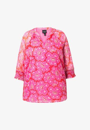 Lyserød blomstret bluse med V-hals, trekvart ærmer og smockede manchetter. Har et mønster med store blomster i forskellige nuancer af lyserød.