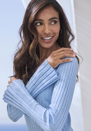 Hellblau gestreiftes Langarmoberteil mit lockerer Passform und weiten Ärmeln. Strukturiertes Gewebe mit vertikalen Streifen und ausgefransten Kanten.