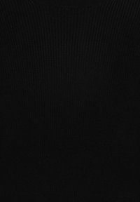 Tissu tricot noir côtelé avec une texture lisse, présentant un col rond et une couleur uniforme sans motifs ni accents visibles.