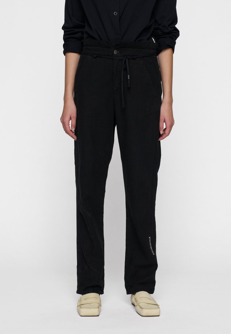 Zwarte linnen broek met een trekkoord in de taille, rechte snit, zijzakken en subtiele tekstdetails op de onderkant van het been; gladde textuur.