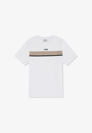 Camiseta blanca de manga corta con rayas horizontales beige y negras en el pecho y un pequeño logo "FILA" centrado encima de las rayas.