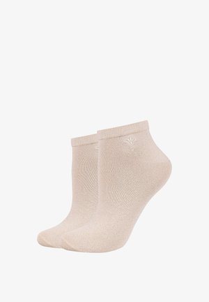 Para beżowych skarpetek do kostki z delikatnym haftowanym wzorem w pobliżu ściągacza, wykonanych z miękkiej, prążkowanej dzianiny.