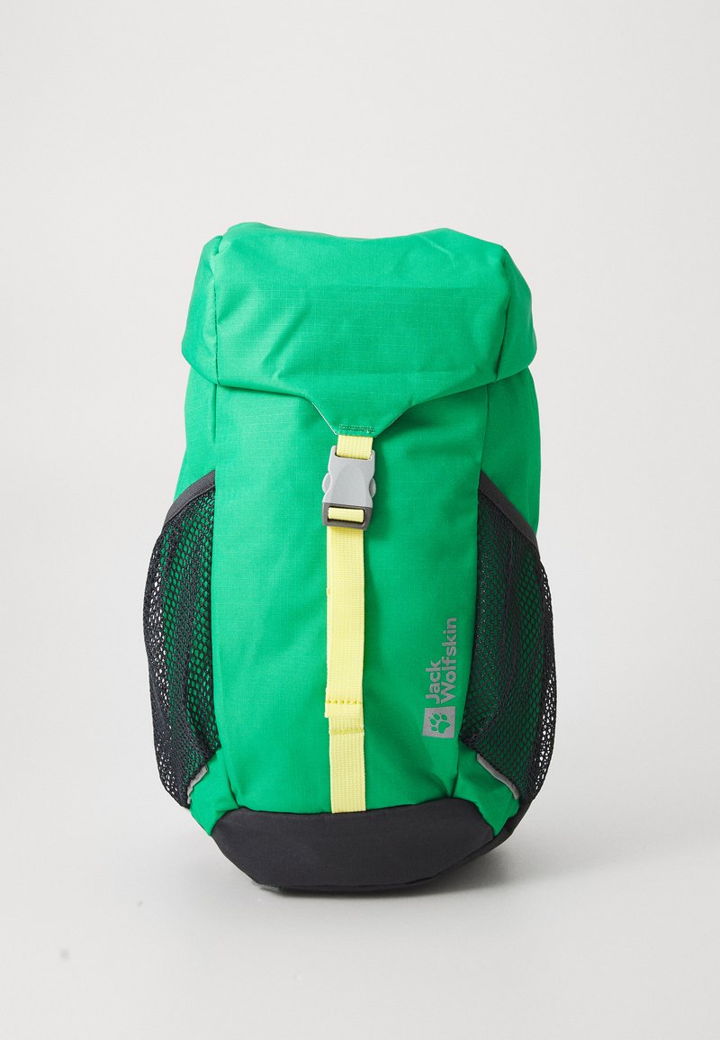 Mochila de tecido verde com fecho em rolo, alça amarela e bolsos laterais em malha preta. Apresenta um logótipo na frente.
