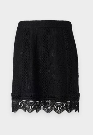 Fekete csipkés mini szoknya bonyolult virágmintázattal, fodros szegéllyel és texturált felülettel a részletes megjelenés érdekében. Rugalmas derékpánttal rendelkezik.