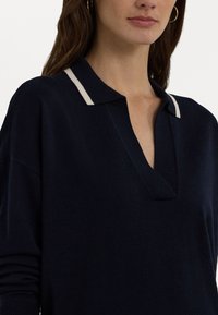 Lauren Ralph Lauren TWO TONE COTTON BLEND POLO SWEATER - Strikkegenser - lauren navy/mascarpone cream