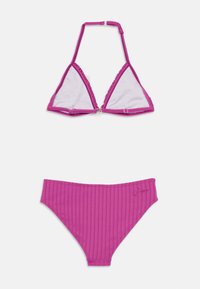 Dvojdelni bikini komplet z vroče roza trikotnim zgornjim delom s čipkastimi robovi in enobarvnimi roza rebrastimi hlačkami. Tkanina je gladka, z sijočo teksturo.