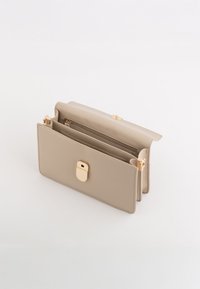 Beige Geldbörse aus Kunstleder mit glatter Textur. Ausgestattet mit goldfarbenen Beschlägen, einem Verschluss mit Schnappmechanismus und mehreren Fächern zur Organisation.