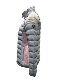 Leichte, luftige Jacke in sanftem Blau mit pinken Akzenten. Sie hat einen hohen Kragen, Reißverschlusstaschen und ein Logopatch auf der Schulter.