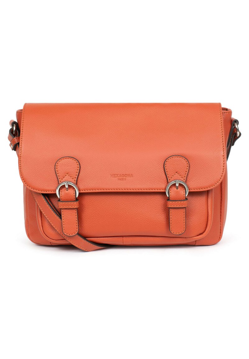 Borsa a tracolla in pelle arancione con chiusura a patta, due fibbie frontali e una tracolla regolabile; texture liscia e forma rettangolare.