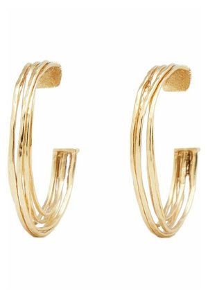 Paire de boucles d'oreilles créoles ouvertes en or avec trois fines bandes parallèles créant un design texturé et superposé.