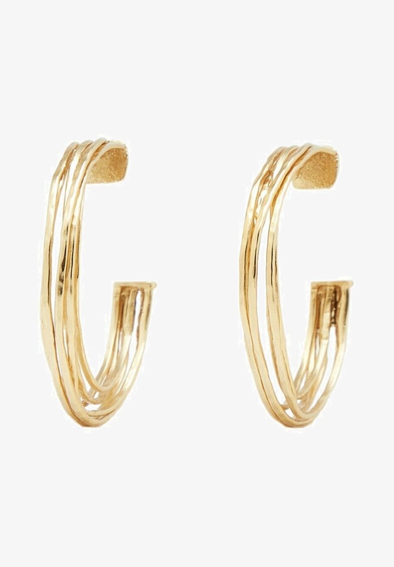 Paire de boucles d'oreilles créoles ouvertes en or avec trois fines bandes parallèles créant un design texturé et superposé.