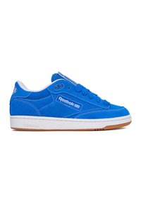 Blauer Wildledersneaker mit weißer Gummisohle, rundem Zehendesign, Schnürung vorne und Reebok-Logo an der Seite und Zunge.